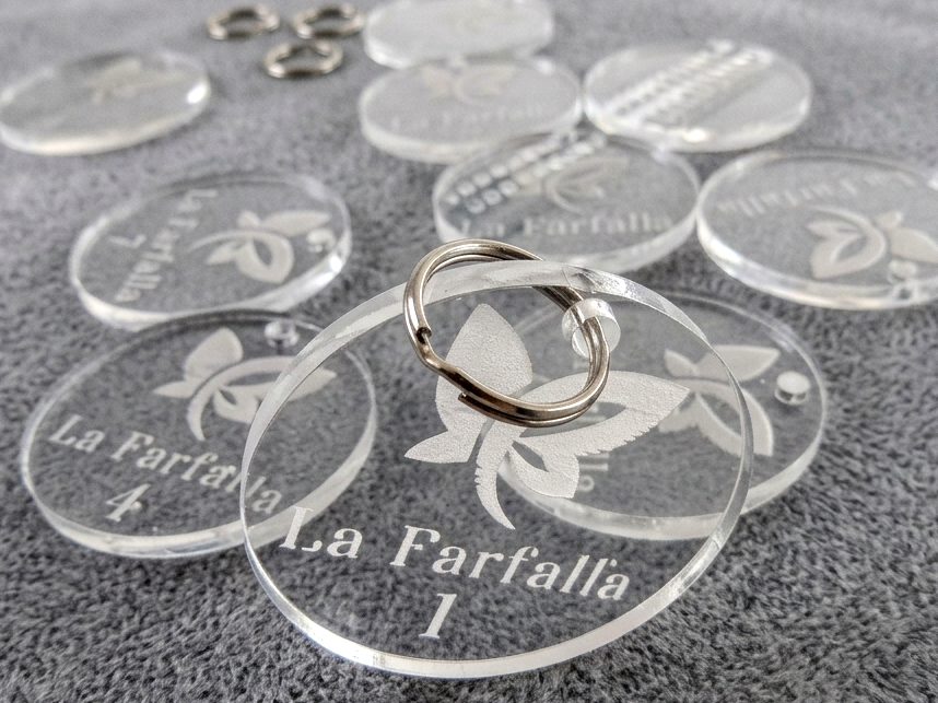 portachiavi in plexiglass personalizzato con incisione laser numero e logo